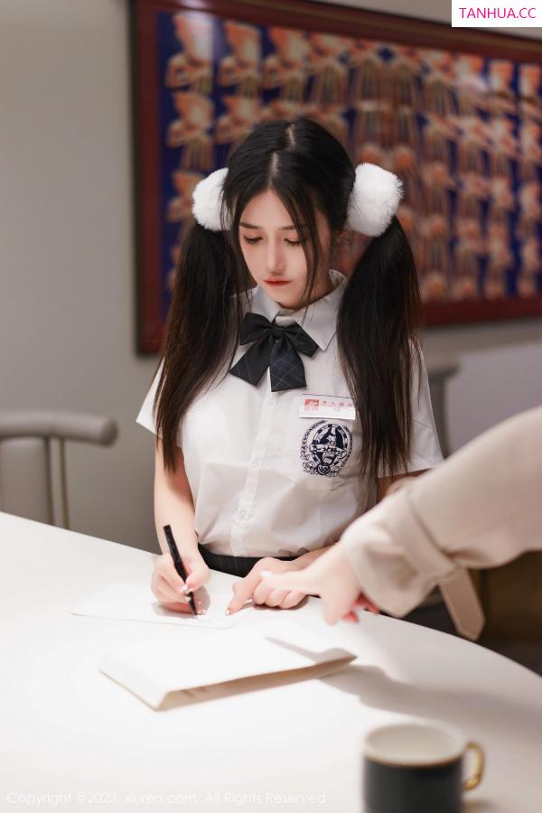 laura阿姣  [XiuRen]高清写真图 2023.03.10 No.6397 laura阿姣 短裙美臀第7张图片